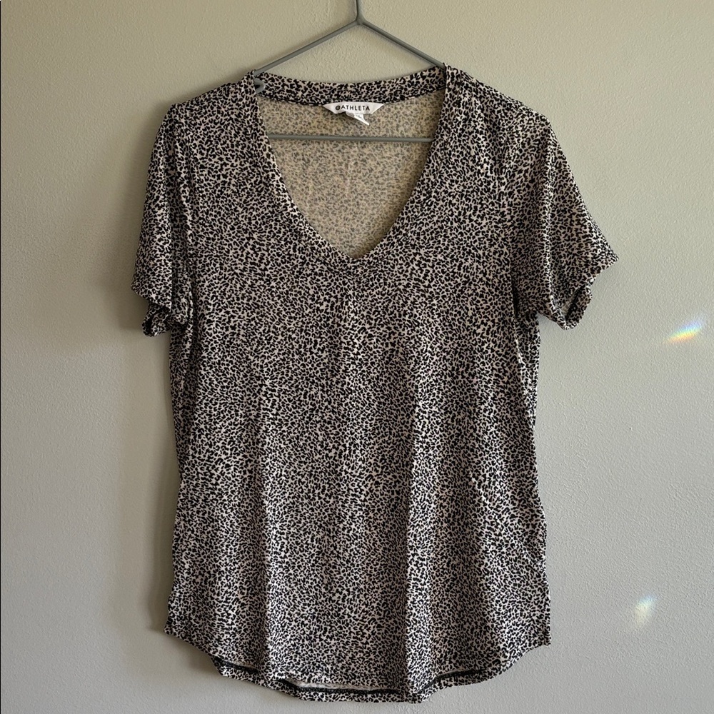 ATHLETA WHITE MICRO CHEETAH SCOOP V-NECK SHORT SLEEVE BREEZY TEE TOP